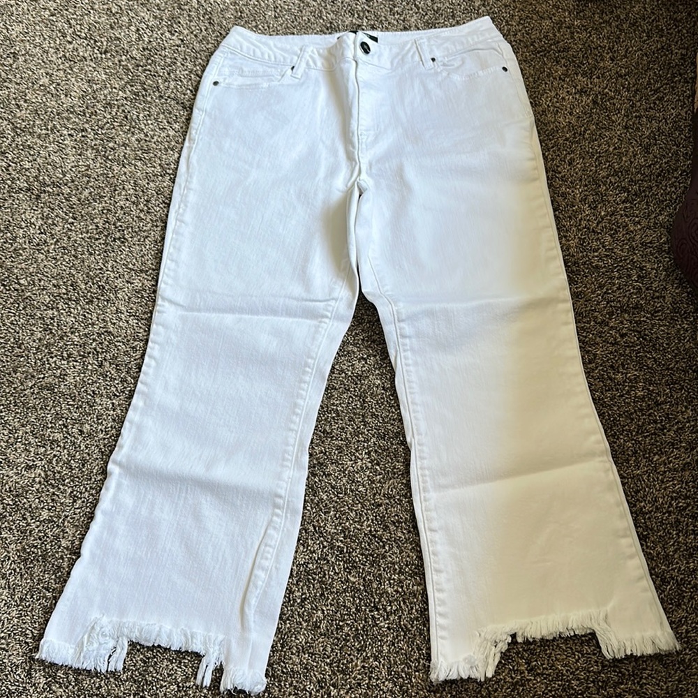 Women’s 1822 Denim 12/31 White Distressed Crop Jeans